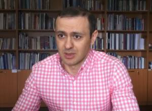 Ով ում գոտին է ձգում