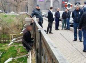 Гражданин угрожает броситься с моста