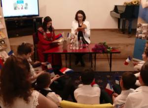 Французский чиновник прочел сказку для армянских детей