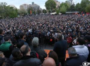 На площади Свободы начался многолюдным митинг: Live