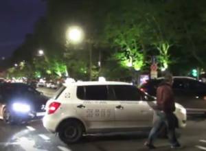 Live: Демонстранты перекрыли площадь Франции