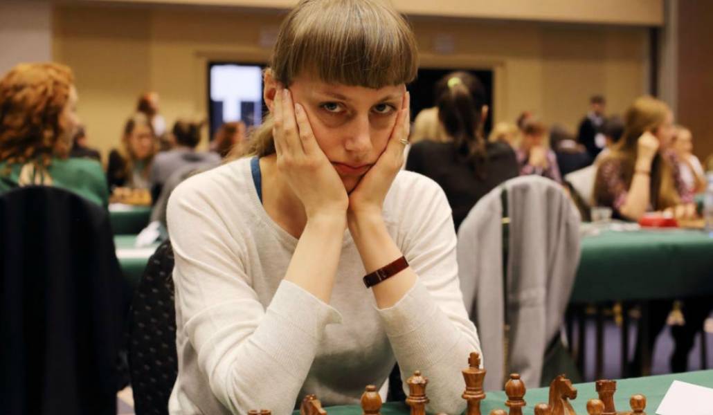 a1chess-woman-3