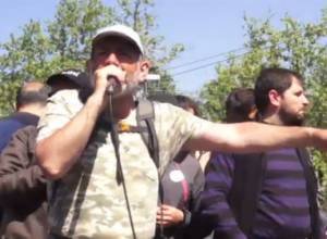 На площади Франции начался митинг