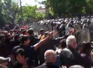 Толкотня между полицейскими и демонстрантами