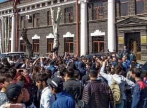 Pupils and students join rally in Gyumri