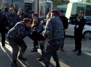 Прямое включение: Полицейские автобусы увозят в отделение многочисленных людей