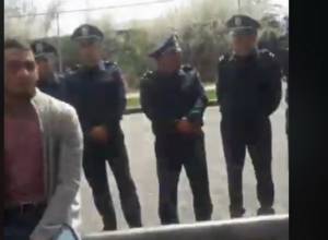 Демонстранты движутся к центральной площади Гюмри