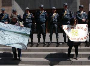 «Ուզում են Ջերմուկն էլ չլինի, ջուր ներկրե՞նք». ակցիա բնապահպանության նախարարության դիմաց