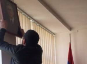 Photo of RA Prime Minister thrown away from Police Department window