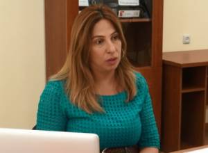 Во время выступления Постанджян напали на нее и вырвали громкоговоритель, повредили пальцы на руках