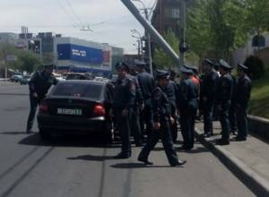 Car with closed numbers takes children to police station