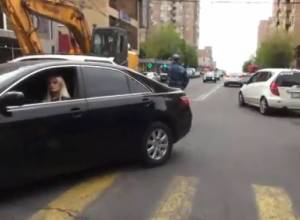 Live:  Никол Пашинян находится на улице Гюльбенкяна