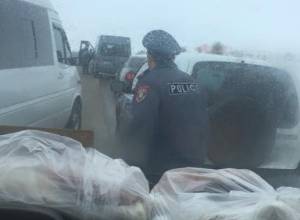 Полицейские проверяют автомобили, приезжающие из регионов