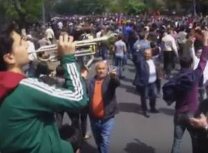 Live: Число участников шествия растет