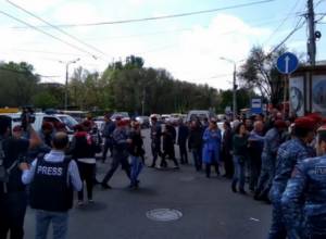 На Вернисаже задерживают людей