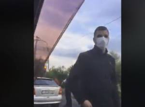 People wearing masks block Avan-Arinj road