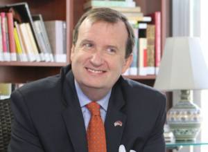 Нас беспокоят сообщения о насилии по отношению к журналистам и демонстрантам