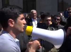 Акции протеста проходят в различных участках города