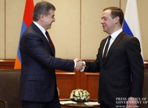 PM Karen Karapetyan has telephone call with PM Dmitry Medvedev