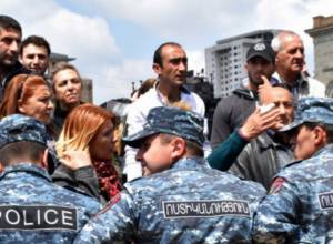 Граждане перекрыли дорогу полицейской бронетехнике и грузовикам: Хетк