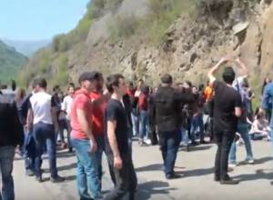 Students in Alaverdi close M6 interstate highway for about an hour