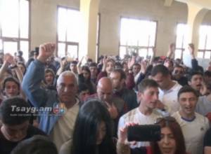 Demonstrators enter Gyumri Mayor's office