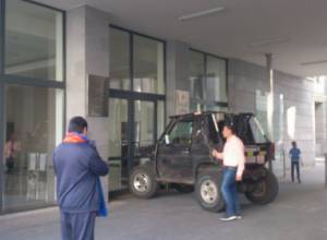 Перекрыты входы в здания Министерств