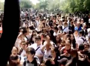 Երևանի Թիվ 11 դպրոցում բողոքի ակցիա է՝  ընդդեմ տնօրենի