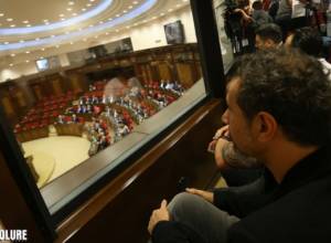 Серж Танкян наблюдает за специальным заседанием НС из журналистской ложи