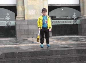 4-year-old Karapet comes to clean Republic Square