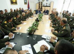 Никол Пашинян и Бако Саакян провели совещания в штабе АО  АР