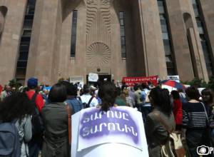 Демонстранты требуют заверений у директора школы