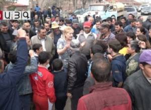 Աշոցքի բնակիչները ճանապարհը փակել ու վարչապետ Փաշինյանին են դիմում