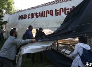 Demonstrators demolish fence of park near Al. Myasnikyan statue