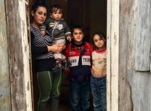 Из влажных домиков нужно незамедлительно вывести семьи с малолетними детьми