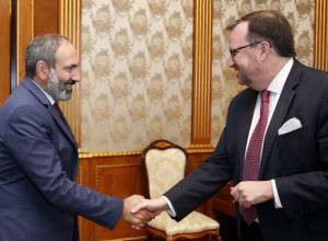 Nikol Pashinyan and Richard Mills discuss Armenian-American relations