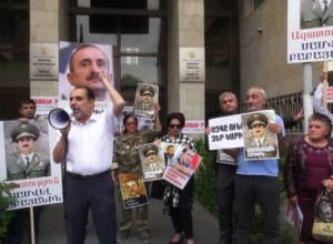 Граждане требуют освободить Самвела Бабаяна: акция протеста