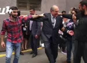 Ինչպես է ՀՀ նախագահ Արմեն Սարգսյանը պարում Ամուլսարի հանքի դեմ բողոքող երիտասարդների հետ