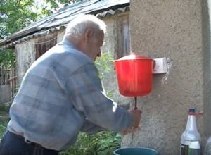 Успевают набрать около 500 литров воды, чтобы использовать в течение недели