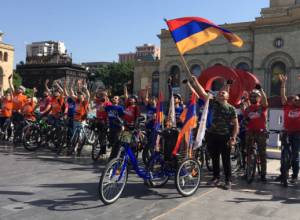 Праздничный велопробег двинулся в направлении Сардарапата