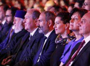 Пашинян присутствовал на праздничном концерте на площади Республики