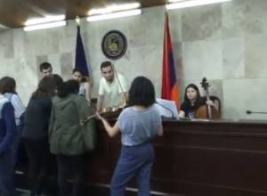 Live: Студенты продолжают требовать отставки ректора