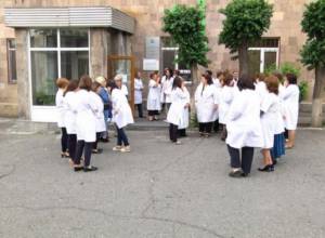 Doctors of Yerevan polyclinic N16 hold strike