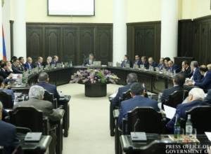 PM: High-voltage power grids must not belong to the same person