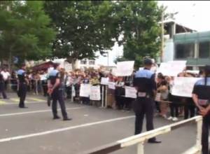 В день защиты детей защищают мэра: акция около суда