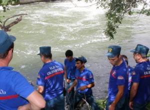 Спасатели извлекли гражданина из реки