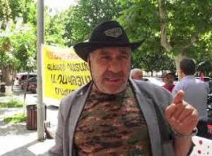 Վահագն Սիմոնյանը (Պոնչո) ցույց է անում դատախազության դիմաց