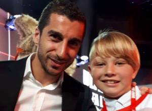 Henrikh Mkhitaryan hands over autographs with world champions