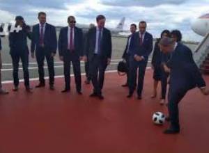 Նիկոլ Փաշինյանը և ֆուտբոլի ԱԱ  թալիսմանը