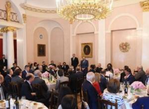 Премьер-министр провел в Москве рабочий обед с представителями армянской общины